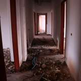 ...risultano difficili da esplorare per via dei tanti calcinacci ammassati sui pavimenti
